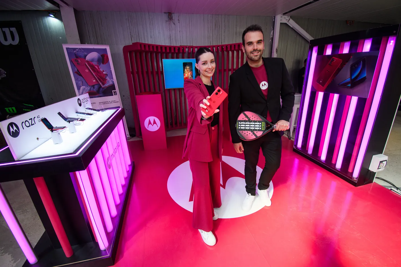 Anfitriones en un stand de marca tecnológica